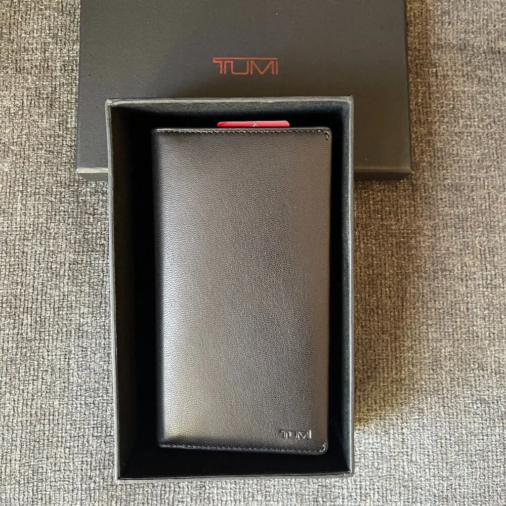TUMI Men's Leather Phone Wallet NWT
